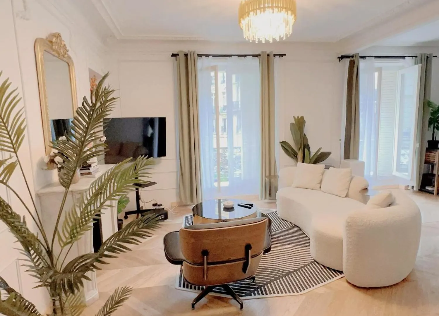 Appartement De Luxe Juste A Cote Des Champs-Elysees Paris Apartment